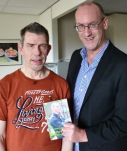 Co Schipper uit Opmeer biedt schrijvershulp aan gehandicapten.